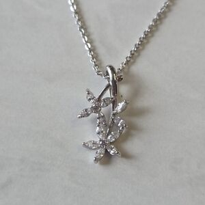 Elegant Silver Floral Pendant Necklace